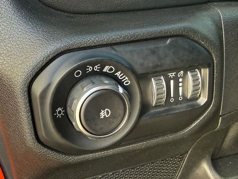 Used 2018 Jeep Wrangler Unlimited Sahara image 34