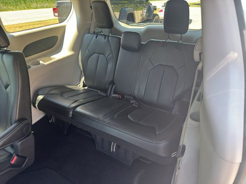Used 2024 Chrysler Pacifica Touring-L FWD image 32