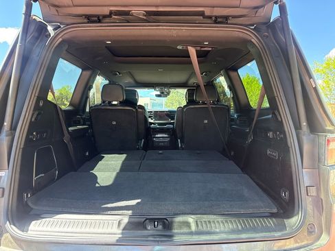 Used 2022 Jeep Wagoneer Series III w/ Premium Group I AWD/4WD image 9