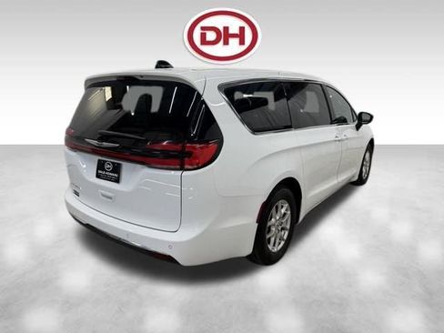 Used 2024 Chrysler Pacifica Touring-L FWD image 13