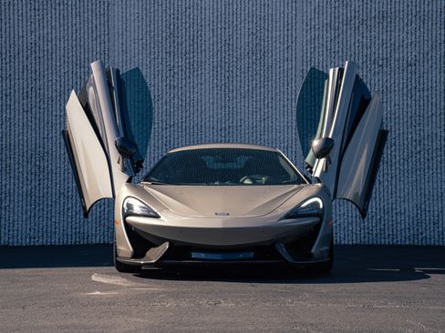 Used 2016 McLaren 570S Coupe RWD image 4