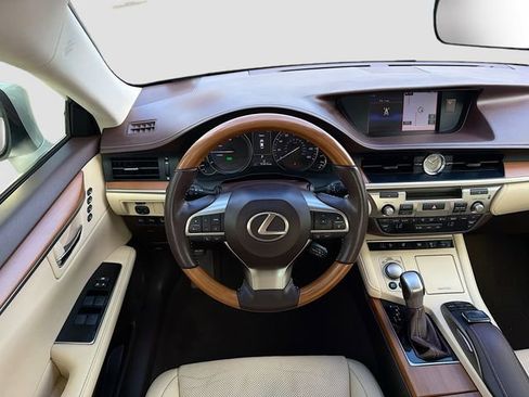 Used 2016 Lexus ES 300h w/ Luxury Package w/Wood Trim FWD image 17
