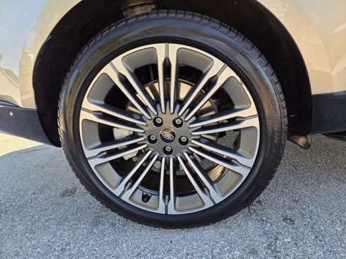 Certified 2023 Land Rover Range Rover SE image 9