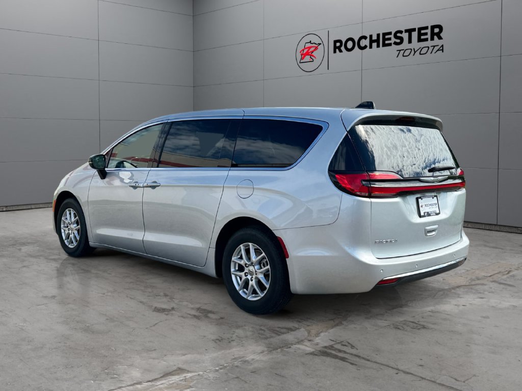 Used 2024 Chrysler Pacifica Touring-L FWD image 3