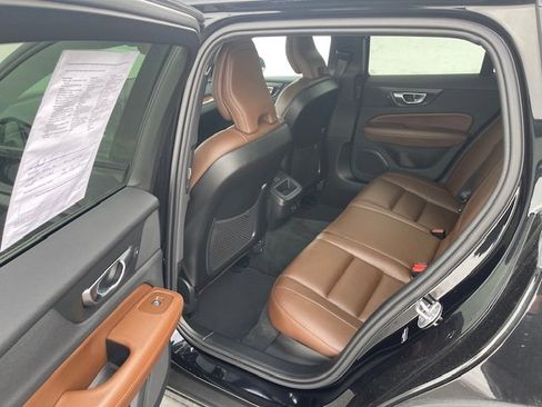 Used 2025 Volvo V60 B5 Cross Country Plus image 8