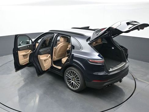 Certified 2023 Porsche Cayenne Platinum Edition image 28