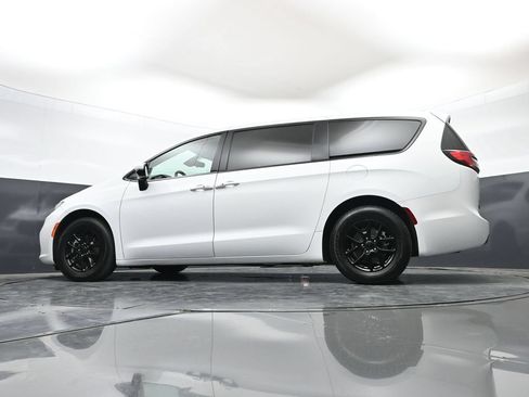 Used 2023 Chrysler Pacifica Touring-L FWD image 52