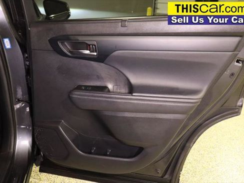 Used 2021 Toyota Highlander XLE FWD image 39
