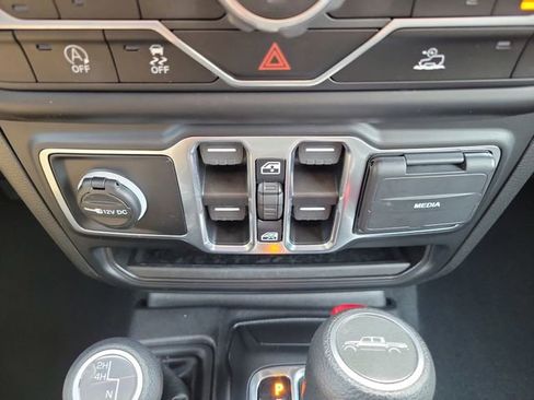 Used 2023 Jeep Gladiator Willys image 32