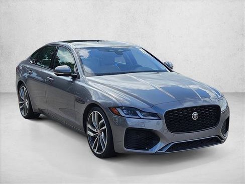 Used 2021 Jaguar XF SE RWD image 3