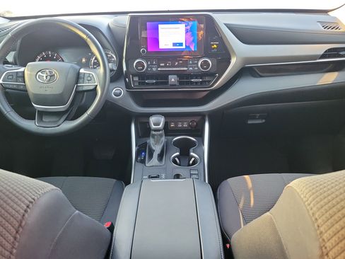 Used 2024 Toyota Highlander LE image 16
