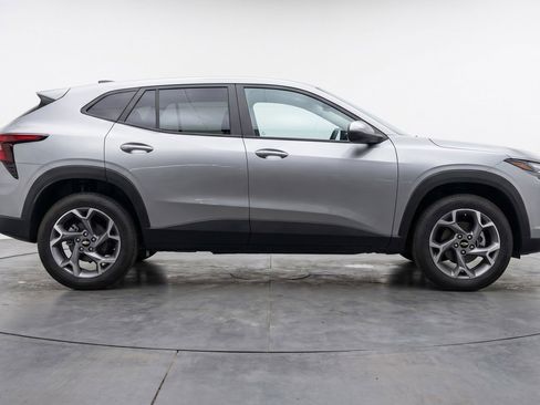 Used 2025 Chevrolet Trax LT image 11