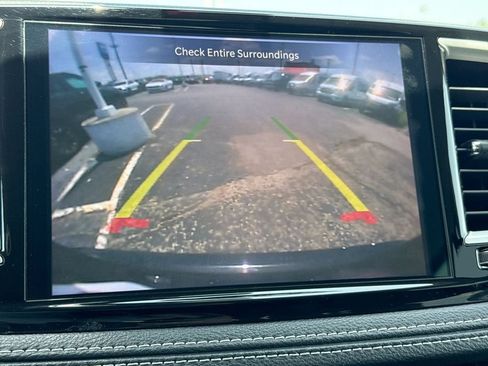 Used 2023 Chrysler Pacifica Touring-L FWD image 17