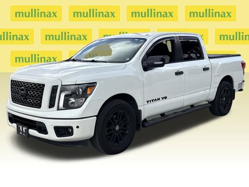 Used 2018 Nissan Titan SV w/ SV Convenience Package image 12