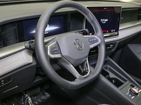 Used 2025 Volkswagen Tiguan SE w/ Panoramic Sunroof Package AWD/4WD image 19