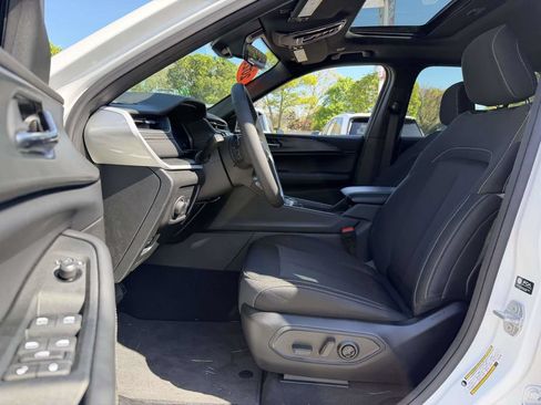 Used 2025 Jeep Grand Cherokee Laredo X w/ Luxury Tech Group I AWD/4WD image 18