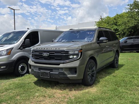 Used 2025 Ford Expedition Platinum w/ Stealth Appearance Package AWD/4WD image 3