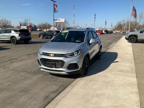 Used 2022 Chevrolet Trax LT w/ LT Convenience Package image 2