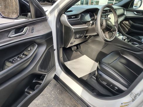 Certified 2024 Jeep Grand Cherokee Limited image 17