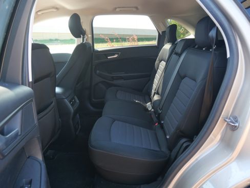 Used 2018 Ford Edge SE image 9