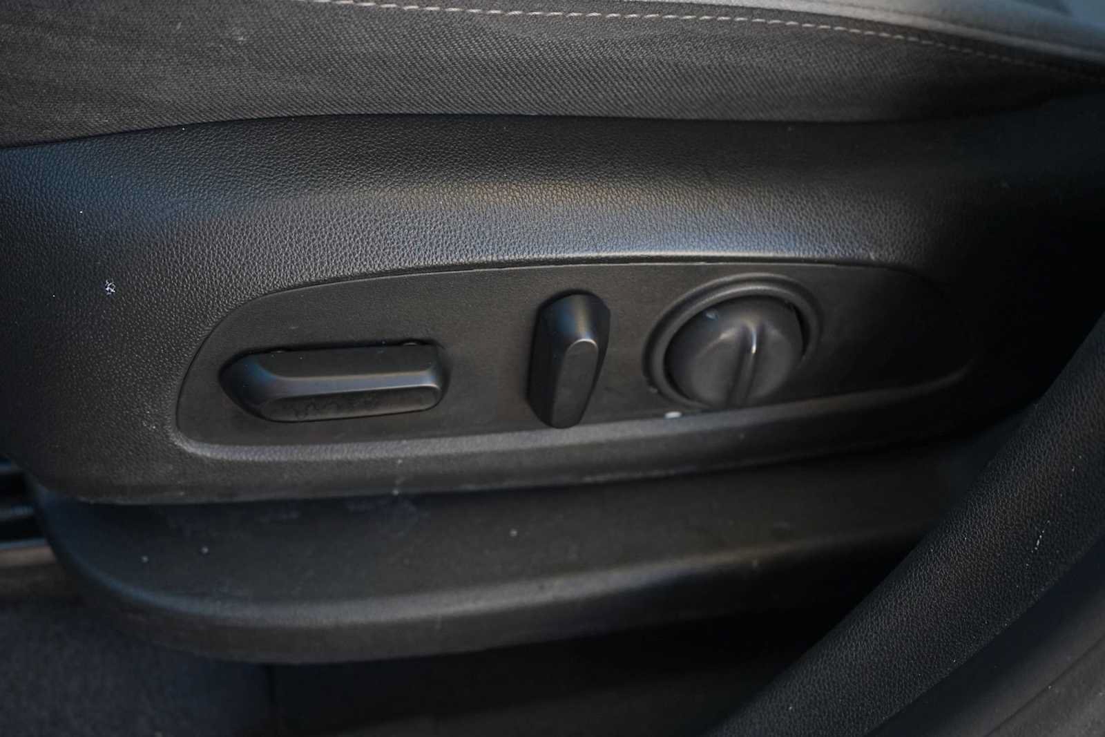 Used 2021 Chevrolet Equinox LS w/ LS Convenience Package FWD image 12