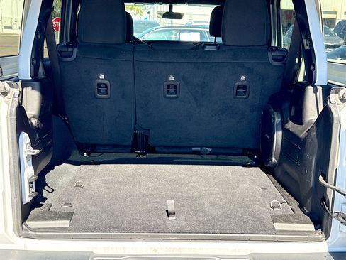 Used 2020 Jeep Wrangler Unlimited Sahara image 11