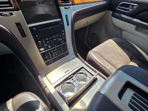 Used 2010 Cadillac Escalade Platinum image 25