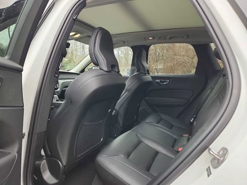 Used 2025 Volvo XC60 B5 Core image 10