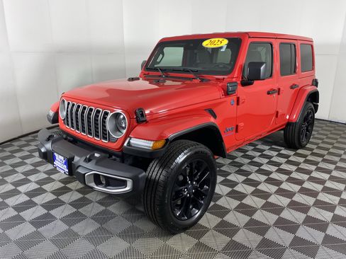 Used 2025 Jeep Wrangler Unlimited Sahara w/ Safety Group AWD/4WD image 10