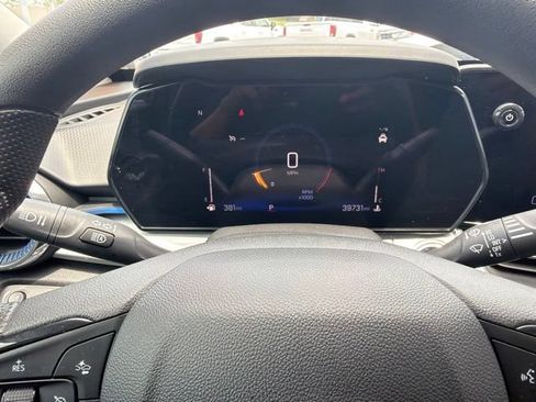 Used 2025 Chevrolet Trax LT FWD image 42