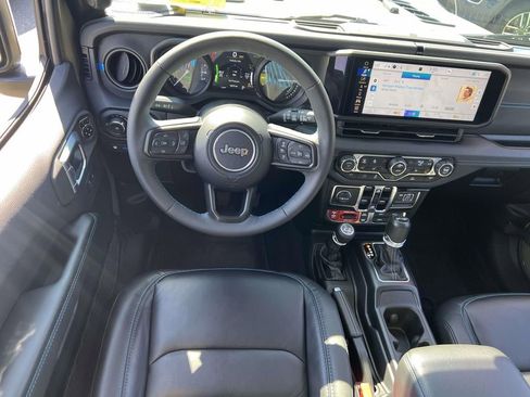 Used 2025 Jeep Wrangler Unlimited Rubicon 4xe w/ Technology Group AWD/4WD image 19