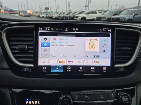 Used 2025 Chrysler Pacifica Select image 30