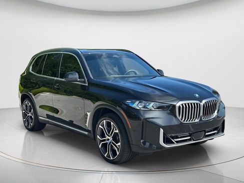 Used 2025 BMW X5 xDrive40i w/ Parking Assistance Package image 3
