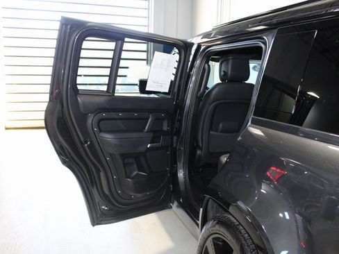 Used 2025 Land Rover Defender 110 X-Dynamic SE image 17