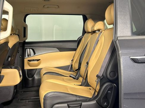 Used 2022 Kia Carnival LX image 16