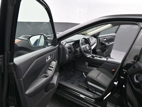 Used 2025 Nissan Rogue SV FWD image 18