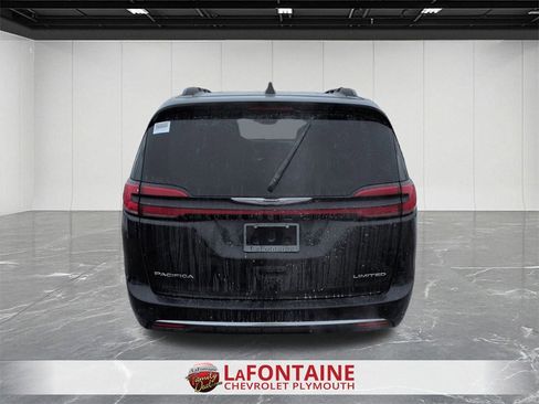 Used 2023 Chrysler Pacifica Limited image 7