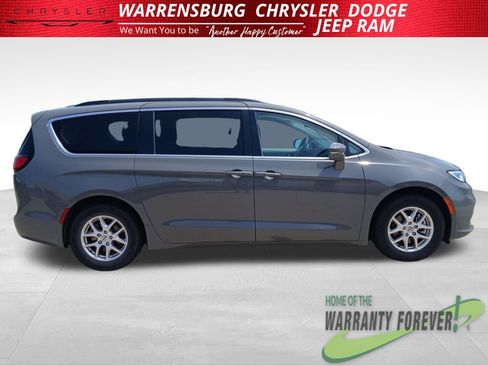 Used 2022 Chrysler Pacifica Touring-L FWD image 3