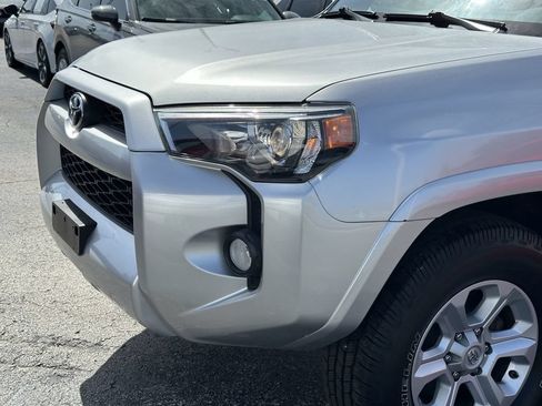 Used 2019 Toyota 4Runner SR5 AWD/4WD image 10