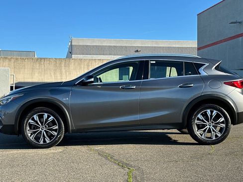 Used 2018 INFINITI QX30 AWD image 9