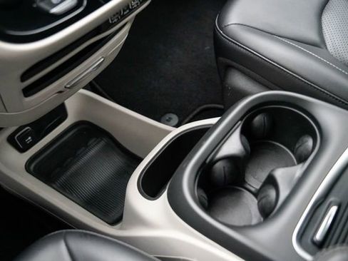 Used 2024 Chrysler Pacifica Touring-L image 31