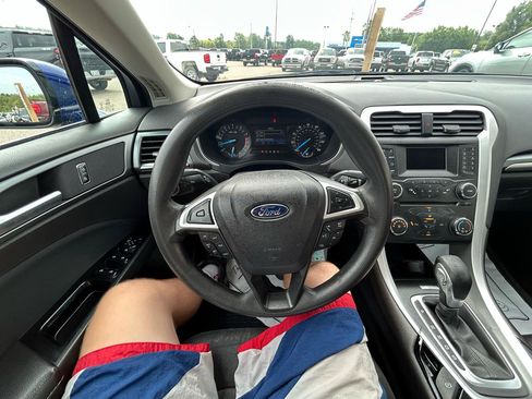 Used 2015 Ford Fusion SE FWD image 27