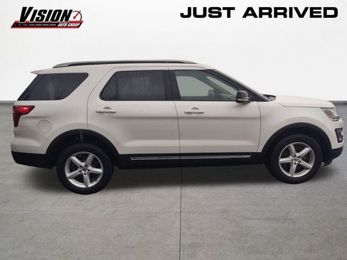 Used 2017 Ford Explorer XLT w/ Equipment Group 202A AWD/4WD image 6