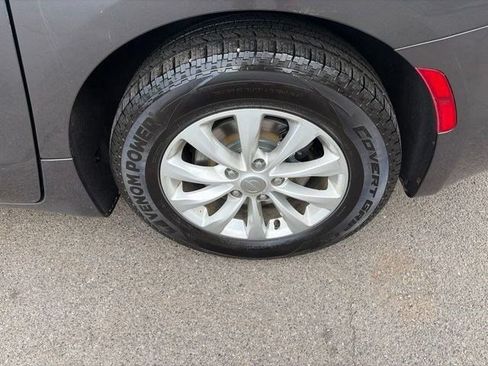 Used 2017 Chrysler Pacifica Touring-L FWD image 44
