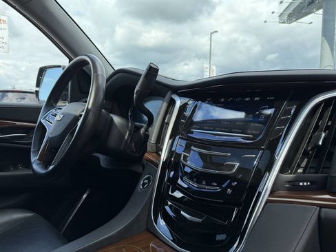 Used 2020 Cadillac Escalade Premium Luxury w/ Escalade Sport Edition AWD/4WD image 19