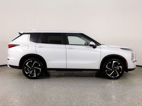 Used 2024 Mitsubishi Outlander SE image 9