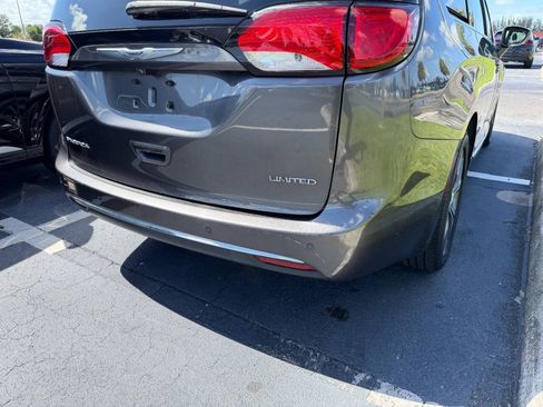 Used 2019 Chrysler Pacifica Limited w/ Tire & Wheel Group FWD image 10