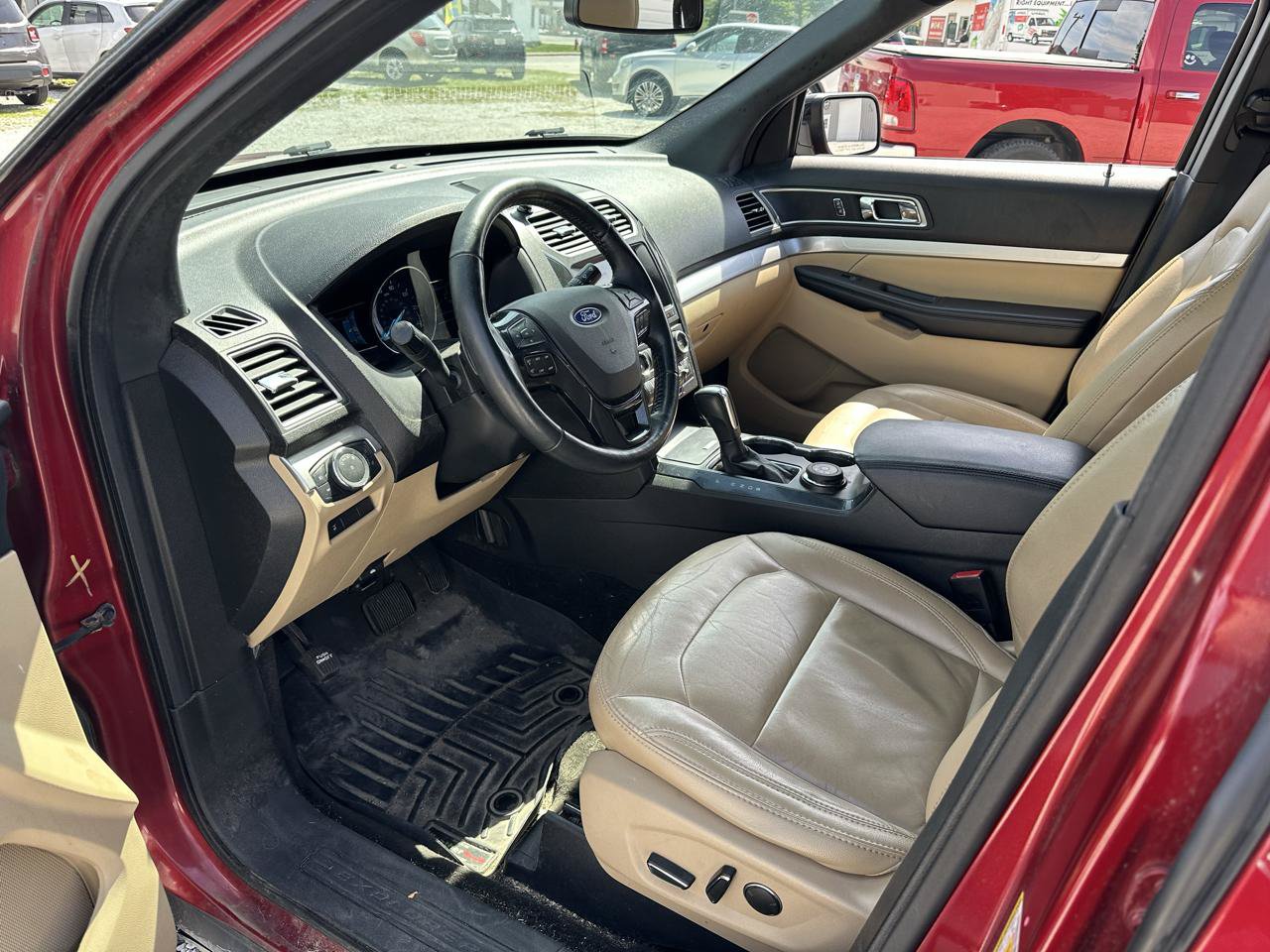 Used 2017 Ford Explorer XLT w/ Equipment Group 202A AWD/4WD image 22
