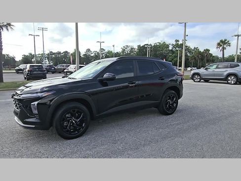 Used 2025 Chevrolet Trax LT w/ Driver Confidence Package FWD image 23