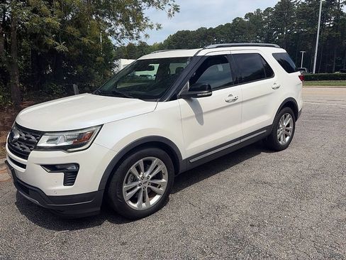 Used 2018 Ford Explorer XLT w/ Equipment Group 202A FWD image 4